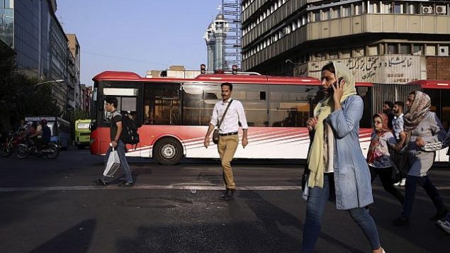 توضیح تصویر: مردم در اطراف خیابان جمهوری اسلامی در پایین شهر تهران، ایران، دوشنبه، 30 ژوئیه 2018. 
(AP/Vahid Salemi)