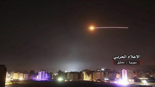 تصویر: در پی آن حمله انبوهی از راکت ها که ارتش اسرائیل متعلق به ایران می داند، به مواضع اسرائیل در بلندی های جولان، موشک های اسرائیلی مواضع دفاع هوایی و دیگر پایگاه نظامی در اطراف دمشق را زدند، و آتش ضد هوایی ها در ۱۰ مه ۲۰۱۸ به هوا بلند شده است. (Syrian Central Military Media, via AP) تصویر: در پی آن حمله انبوهی از راکت ها که ارتش اسرائیل متعلق به ایران می داند، به مواضع اسرائیل در بلندی های جولان، موشک های اسرائیلی مواضع دفاع هوایی و دیگر پایگاه نظامی در اطراف دمشق را زدند، و آتش ضد هوایی ها در ۱۰ مه ۲۰۱۸ به هوا بلند شده است. (Syrian Central Military Media, via AP)