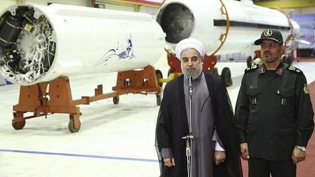 تصویر: حسن روحانی رئیس جمهور ایران، چپ، حین گفتگو با رسانه ها، حسین دهقان وزیر دفاع حین گوش کردن به وی، پس از رونمایی فاتح ۳۱۳ زمین به زمین در مراسم روز صنایع نظامی ایران، ۲۲ اوت ۲۰۱۵.
(Iranian Presidency Office via AP) تصویر: حسن روحانی رئیس جمهور ایران، چپ، حین گفتگو با رسانه ها، حسین دهقان وزیر دفاع حین گوش کردن به وی، پس از رونمایی فاتح ۳۱۳ زمین به زمین در مراسم روز صنایع نظامی ایران، ۲۲ اوت ۲۰۱۵.
(Iranian Presidency Office via AP)