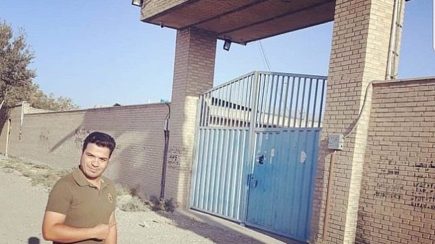 تصویر: یک ایرانی در بیرون از محلی که بنیامین نتانیاهو نخست وزیر از آن به عنوان تأسیسات سرّی هسته ای ایران نام برد، ژست گرفته است، ۲۸ سپتامبر ۲۰۱۸. (Twitter)