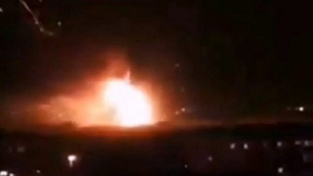 تصویر: حمله موشکی که در پایگاه هوایی مظاه سوریه گزارش شد، ۲ سپتامبر ۲۰۱۸. (screen capture: Twitter) تصویر: حمله موشکی که در پایگاه هوایی مظاه سوریه گزارش شد، ۲ سپتامبر ۲۰۱۸. (screen capture: Twitter)
