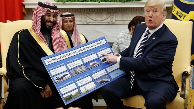 تصویر: دونالد ترامپ رئیس جمهور ایالات متحده طی ملاقات با محمد بن سلمان ولیعد عربستان سعودی در اتاق بیضی کاخ سفید، جدول فروش تسلیحات به عربستان سعودی را به تماشا گذاشته است، ۲۰ مارس ۲۰۱۸، واشنگتن.
(AP Photo/Evan Vucci) تصویر: دونالد ترامپ رئیس جمهور ایالات متحده طی ملاقات با محمد بن سلمان ولیعد عربستان سعودی در اتاق بیضی کاخ سفید، جدول فروش تسلیحات به عربستان سعودی را به تماشا گذاشته است، ۲۰ مارس ۲۰۱۸، واشنگتن.
(AP Photo/Evan Vucci)