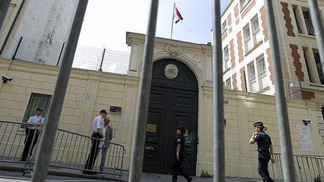 تصویر: تزئینی افسران پلیس فرانسه بیرون سفارت ایران در پاریس نگهبانی می دهند، سه شنبه ۲۹ مه ۲۰۱۲.
(AP Photo/Jacques Brinon) تصویر: تزئینی افسران پلیس فرانسه بیرون سفارت ایران در پاریس نگهبانی می دهند، سه شنبه ۲۹ مه ۲۰۱۲.
(AP Photo/Jacques Brinon)