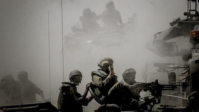 تصویر: سربازان اسرائیلی روی تانک ها در یکی از مواضع نیروی دفاعی اسرائیل در نزدیکی مرز غزه دیده می شوند، ۳۱ ژوئیه ۲۰۱۴. (photo credit: Miriam Alster/Flash90)