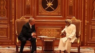 بنیامین نتانیاهو نخست وزیر، چپ، حین گفتگو با سلطان قابوس بن سعید در عمان، ۲۶ اکتبر ۲۰۱۸. (Courtesy)