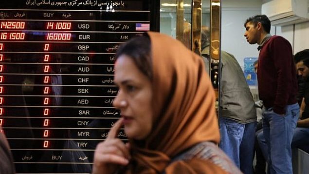 تصویر: زنی از مقابل یک صرافی در بازار بزرگ تهران، پایتخت ایران، می گذرد، ۳ نوامبر ۲۰۱۸.
(ATTA KENARE / AFP) تصویر: زنی از مقابل یک صرافی در بازار بزرگ تهران، پایتخت ایران، می گذرد، ۳ نوامبر ۲۰۱۸.
(ATTA KENARE / AFP)
