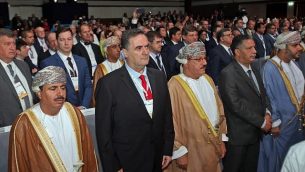 تصویر: یسراییل کاتز، دومی از چپ، ایستاده در کنار مقامات عمانی حین مراسم گشایش کنگره جهانی اتحادیه ترابری جاده ای بین المللی در مسقط، عمان، ۷ نوامبر ۲۰۱۸. (Mohammed Mahjoub/AFP)