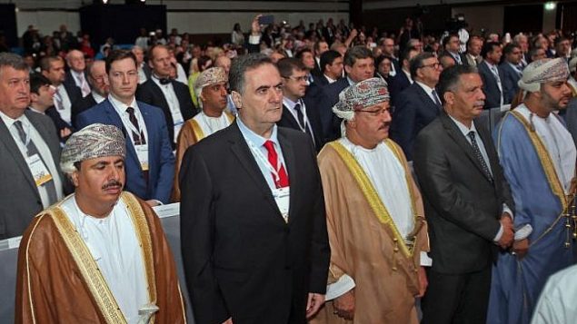 تصویر: یسراییل کاتز، دومی از چپ، ایستاده در کنار مقامات عمانی حین مراسم گشایش کنگره جهانی اتحادیه ترابری جاده ای بین المللی در مسقط، عمان، ۷ نوامبر ۲۰۱۸. (Mohammed Mahjoub/AFP) تصویر: یسراییل کاتز، دومی از چپ، ایستاده در کنار مقامات عمانی حین مراسم گشایش کنگره جهانی اتحادیه ترابری جاده ای بین المللی در مسقط، عمان، ۷ نوامبر ۲۰۱۸. (Mohammed Mahjoub/AFP)