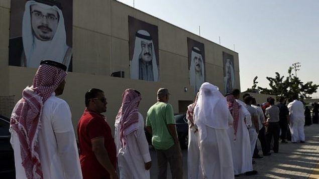 تصویر: رای دهندگان بحرین، بیرون ستاد رای گیری انتخابات پارلمانی در شهر المحرق بحرین، شمال منامه جمع شده اند، ۲۴ نوامبر ۲۰۱۸. (AFP)
