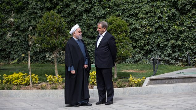 روحانی و جهانگیری در حیاط دفتر ریاست جمهوری روحانی و جهانگیری در حیاط دفتر ریاست جمهوری