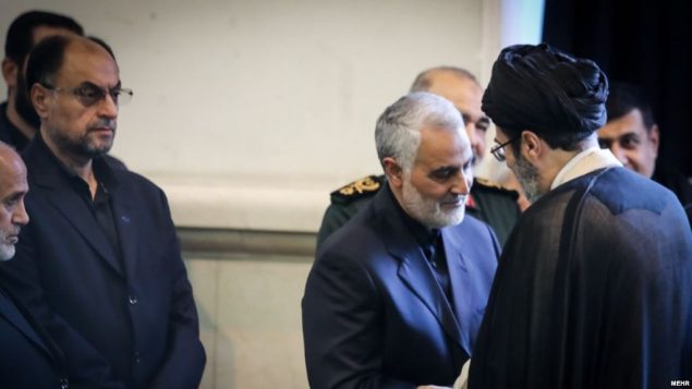 از راست، پسر ارشد علی خامنه ای، نفر وسط پاسدار قاسم سلیمانی از راست، پسر ارشد علی خامنه ای، نفر وسط پاسدار قاسم سلیمانی