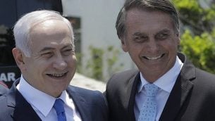 تصویر: بنیامین نتانیاهو، چپ، و جیئر بولسونارو رسیس جمهور منتخب برزیل پس از بازدید از کنیسای کهیلات یاکوف، ریو دو ژانیرو، برزیل، خارج می شوند، ۲۸ دسامبر ۲۰۱۸. (Leo Correa/Pool Photo via AP)