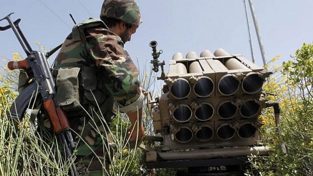 تصویر: یک پیکارگر حزب الله ایستاده پشت یک پرتابگر خالی راکت، ۲۲ مه ۲۰۱۰. (AP/Hussein Malla) تصویر: یک پیکارگر حزب الله ایستاده پشت یک پرتابگر خالی راکت، ۲۲ مه ۲۰۱۰. (AP/Hussein Malla)