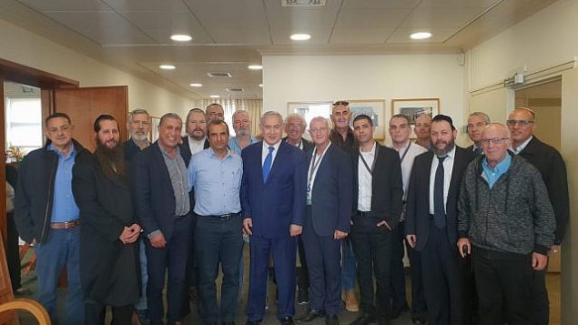 تصویر: بنیامین نتانیاهو نخست وزیر، وسط، به همراه رهبران شهرک نشین در دفتر خود، ۲۵ فوریه ۲۰۱۸.
(Amos Ben Gershom/GPO) تصویر: بنیامین نتانیاهو نخست وزیر، وسط، به همراه رهبران شهرک نشین در دفتر خود، ۲۵ فوریه ۲۰۱۸.
(Amos Ben Gershom/GPO)