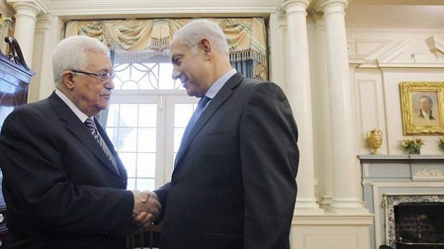 تصویر: محمود عباس رئیس تشکیلات خودگردان فلسطینی، چپ، حین دست دادن با بنیامین نتانیاهو نخست وزیر پیش از برگزاری مذاکرات مستقیم صلح در وزارت خارجه در شهر واشنگتن، ۲ سپتامبر ۲۰۱۰. 
(Jason Reed-Pool/Getty Images via JTA)