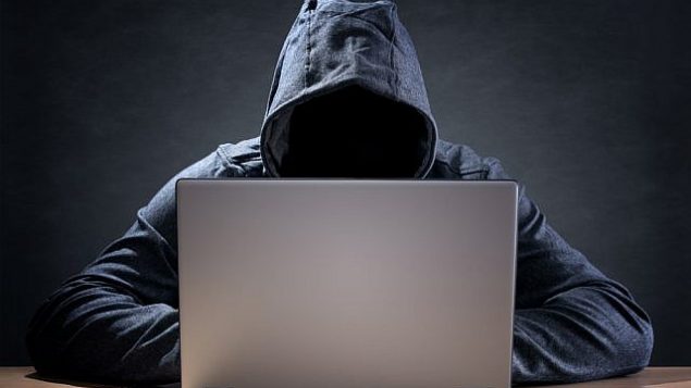 عکس تزئینی از یک هکر، از طریق شاتراستاک
