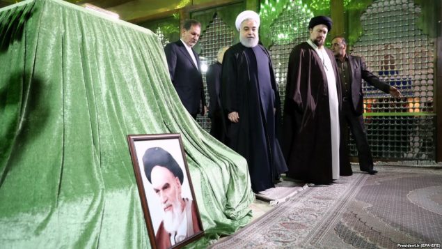 روحانی در مقبره خمینی