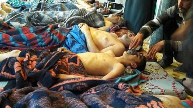 آرشیو – عکسی از ۴ آوریل ۲۰۱۷، قربانیان حمله مظنون به مواد شیمیایی نامعلوم، در خان شیخون، از استان شمالی ادلیب، سوریه، درازکشیده بر زمین قرار داده شده اند. (Alaa Alyousef via AP, File)