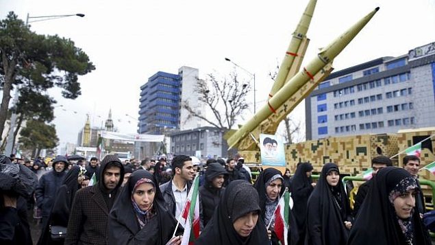 تصویر: ایرانی ها حین عبور از مقابل یک موشک در رژه ای به مناسبت چهلمین سالگرد انقلاب اسلامی ۱۹۷۹، تهران، ایران، دوشنبه ۱۱ فوریه ۲۰۱۹. (AP/Ebrahim Noroozi) تصویر: ایرانی ها حین عبور از مقابل یک موشک در رژه ای به مناسبت چهلمین سالگرد انقلاب اسلامی ۱۹۷۹، تهران، ایران، دوشنبه ۱۱ فوریه ۲۰۱۹. (AP/Ebrahim Noroozi)