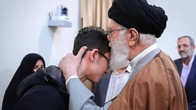 تصویر: آیت الله علی خامنه ای هنگام ملاقات با آرین غلامی بازیکن شطرنج، ۲۴ فوریه ۲۰۱۹.
(Iranian media) تصویر: آیت الله علی خامنه ای هنگام ملاقات با آرین غلامی بازیکن شطرنج، ۲۴ فوریه ۲۰۱۹.
(Iranian media)