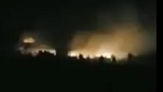تصویر: انفجارهایی در فرودگاه حلب که گفته می شود با حمله هوایی اسرائیل در ۲۷ مارس ۲۰۱۹ ایجاد شده است.
(Screencapture/Twitter)
