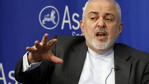 محمدجواد ظریف وزیر خارجه ایران حین گفتگو در انجمن آسیا، نیویورک، چهارشنبه ۲۴ آوریل ۲۰۱۹. (AP Photo/Richard Drew)