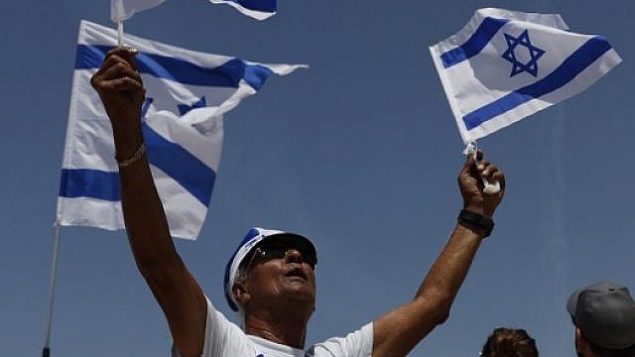 تصویر: مردم اسرائیلی حین تماشای یک نمایش هوایی در جشن هفتادمین سال استقلال، ۱۹ آوریل ۲۰۱۸، تل آویو.
(AFP PHOTO / Ahmad GHARABLI)