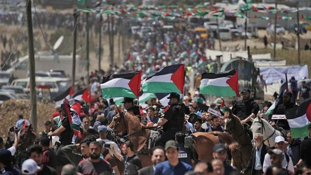 تصویر: در تظاهرات هفتادویکمین سالگرد روز «نکبت» د۱۹۴۸، تظاهرکنندگان فلسطینی در ۱۵ مه ۲۰۱۹ در شرق شهر غزه در نوار گرد می آیند. (Mahmud Hams/AFP) تصویر: در تظاهرات هفتادویکمین سالگرد روز «نکبت» د۱۹۴۸، تظاهرکنندگان فلسطینی در ۱۵ مه ۲۰۱۹ در شرق شهر غزه در نوار گرد می آیند. (Mahmud Hams/AFP)