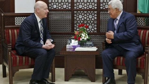 تصویر: محمود عباس رئیس تشکیلات خودگردان فلسطینی، راست، در ملاقات با جیسون گرینبلات نماینده ویژه ایالات متحده در مذاکرات بین المللی در رام الله، ۱۴ مارس ۲۰۱۷. (AFP Photo/Abbas Momani) تصویر: محمود عباس رئیس تشکیلات خودگردان فلسطینی، راست، در ملاقات با جیسون گرینبلات نماینده ویژه ایالات متحده در مذاکرات بین المللی در رام الله، ۱۴ مارس ۲۰۱۷. (AFP Photo/Abbas Momani)