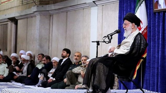 تصویر: علی خامنه ای ولی فقیه ایران، راست، در ملاقات با مقامات دولتی در تهران، ۱۴ مه ۲۰۱۹.
(Khamenei's official website) تصویر: علی خامنه ای ولی فقیه ایران، راست، در ملاقات با مقامات دولتی در تهران، ۱۴ مه ۲۰۱۹.
(Khamenei's official website)