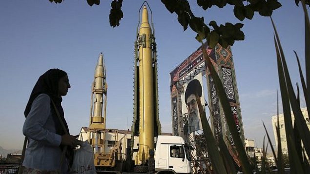 تصویر: در عکسی از ۲۴ سپتامبر ۲۰۱۷، سپاه پاسداران انقلاب اسلامی موشک های زمین به زمین و پوستری از آیت الله علی خامنه ای ولی فقیه را به نمایش گذاشته است. (AP Photo/Vahid Salemi) تصویر: در عکسی از ۲۴ سپتامبر ۲۰۱۷، سپاه پاسداران انقلاب اسلامی موشک های زمین به زمین و پوستری از آیت الله علی خامنه ای ولی فقیه را به نمایش گذاشته است. (AP Photo/Vahid Salemi)
