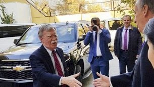 تصویر: جان بولتون مشاور امنیت ملی ایالات متحده، چپ، در مسکو، مورد استقبال نیکولای پاتروشف رئیس شورای امنیت ملی روسیه قرار میگیرد، ۲۲ اکتبر ۲۰۱۸. (Press Service of the Russian Security Council via AP)