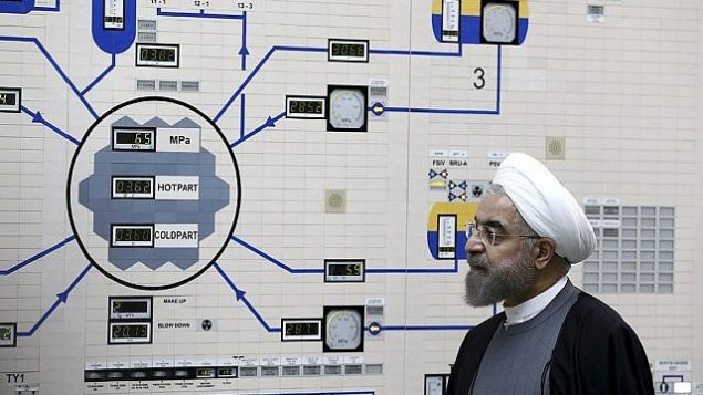 تصویر: حسن روحانی رئیس جمهور ایران حین بازدید از تاسیسات هسته ای بوشهر، درست در دامنهی شهر بوشهر، ایران، ۱۳ ژانویه ۲۰۱۵. (Iranian Presidency Office, Mohammad Berno/AP) تصویر: حسن روحانی رئیس جمهور ایران حین بازدید از تاسیسات هسته ای بوشهر، درست در دامنهی شهر بوشهر، ایران، ۱۳ ژانویه ۲۰۱۵. (Iranian Presidency Office, Mohammad Berno/AP)