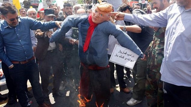 تصویر: در مراسم موسوم به روز قدس در تهران، ۳۱ مه ۲۰۱۹، ایرانیها آدمک دونالد ترامپ رئیس جمهور ایالات متحده را به آتش کشیدند. (AFP) تصویر: در مراسم موسوم به روز قدس در تهران، ۳۱ مه ۲۰۱۹، ایرانیها آدمک دونالد ترامپ رئیس جمهور ایالات متحده را به آتش کشیدند. (AFP)