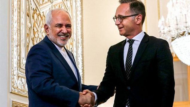 تصویر: محمدجواد ظریف، وزیر خارجه ایران، راست، و همتای آلمانی او «هایکو ماس» پیش از جلسه خود در تهران، ایران، ۱۰ ژوئن ۲۰۱۹، در مقابل خبرنگاران دست دادند. (Ebrahim Noroozi/AP) تصویر: محمدجواد ظریف، وزیر خارجه ایران، راست، و همتای آلمانی او «هایکو ماس» پیش از جلسه خود در تهران، ایران، ۱۰ ژوئن ۲۰۱۹، در مقابل خبرنگاران دست دادند. (Ebrahim Noroozi/AP)