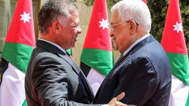 تصویر: محمود عباس رئیس تشکیلات خودگردان فلسطینی، راست، شاه عبدالله دوم را هنگامی که برای استقبال از وی در کاخ سلطنتی در عمان، پایتخت، وارد میشود، در آغوش میگیرد، ۸ اوت ۲۰۱۸. (AFP/Pool/Khalil Mazraawi) تصویر: محمود عباس رئیس تشکیلات خودگردان فلسطینی، راست، شاه عبدالله دوم را هنگامی که برای استقبال از وی در کاخ سلطنتی در عمان، پایتخت، وارد میشود، در آغوش میگیرد، ۸ اوت ۲۰۱۸. (AFP/Pool/Khalil Mazraawi)
