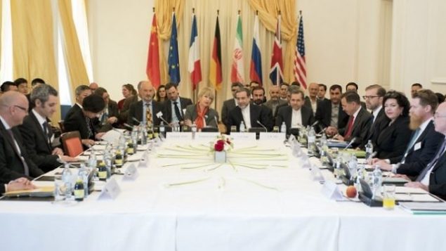 تصویر تزئینی: دیپلماتهای ایران و مقامات پنج+۱ برای مذاکره پیرامون قرارداد هسته ای در ۲۵ آوریل ۲۰۱۷ در وین ملاقات کردند. (AFP/Joe Klamar)