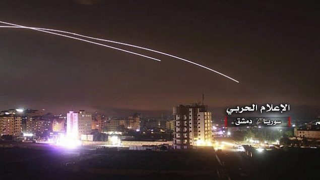 تصویر تزئینی: هنگام حمله اسرائیل به مواضع دفاع نظامی و دیگر پایگاههای نظامی در دمشق، سوریه، به هوا میروند، ۱۰ مه ۲۰۱۸. (Syrian Central Military Media, via AP) تصویر تزئینی: هنگام حمله اسرائیل به مواضع دفاع نظامی و دیگر پایگاههای نظامی در دمشق، سوریه، به هوا میروند، ۱۰ مه ۲۰۱۸. (Syrian Central Military Media, via AP)