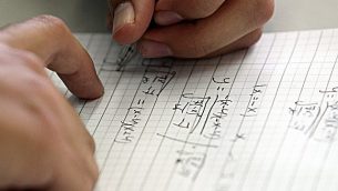تصویر تزئینی از دانش آموز دبیرستانی اسرائیل در حال گرفتن سوالات ریاضی، ۲۵ مه ۲۰۱۰.
(Yossi Zamir/Flash 90)