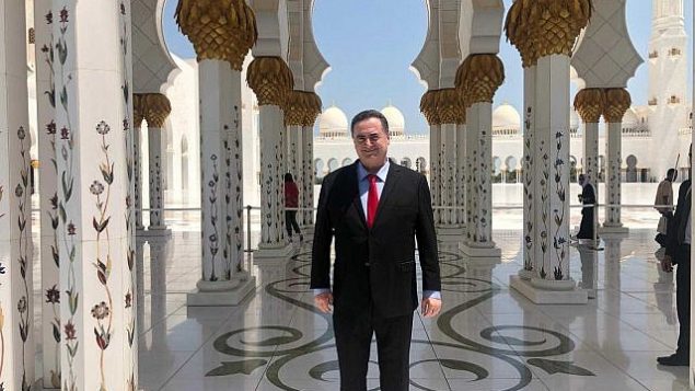تصویر: اسرائل کاتص وزیر خارجه در مسجد اعظم شیخ زاید در ابوظبی، پایتخت امارات متحد عربی، هنگام کنفرانس آب و هوایی سازمان ملل در شهر، اواخر ژوئن ۲۰۱۹. (Courtesy Katz's office) تصویر: اسرائل کاتص وزیر خارجه در مسجد اعظم شیخ زاید در ابوظبی، پایتخت امارات متحد عربی، هنگام کنفرانس آب و هوایی سازمان ملل در شهر، اواخر ژوئن ۲۰۱۹. (Courtesy Katz's office)