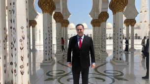 تصویر: اسرائل کاتص وزیر خارجه اسرائیل در مسجد اعظم شیخ زاید در ابوظبی، پایتخت امارات متحد عربی، در کنفرانس آب و هوایی سازمان ملل، در این شهر، اواخر ژوئن ۲۰۱۹. (Courtesy Katz's office)