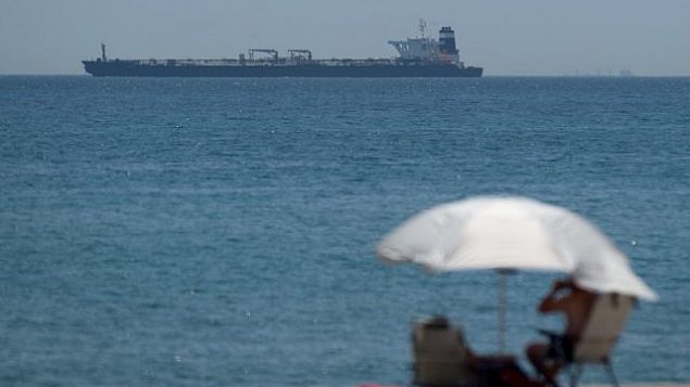 تصویر: عکس بالا نفتکش عظیم «گریس ۱» را پس از توقیف در آبهای جبل الطارق نشان میدهد که ظن میرود نفت خام ایران را در نقض تحریمهای اتحادیه اروپا به سوریه حمل میکرد، ۴ ژوئیه ۲۰۱۹. (Jorge Guerrero/AFP) تصویر: عکس بالا نفتکش عظیم «گریس ۱» را پس از توقیف در آبهای جبل الطارق نشان میدهد که ظن میرود نفت خام ایران را در نقض تحریمهای اتحادیه اروپا به سوریه حمل میکرد، ۴ ژوئیه ۲۰۱۹. (Jorge Guerrero/AFP)