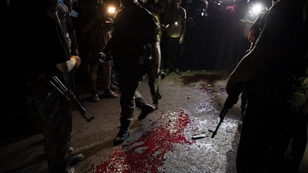 تصویر: نگهبان ماسکدار مسلح فلسطینی حماس اطراف خونی که در پی انفجاری که هدفش ایستگاه پلیس حماس در شهر غزه بوده است به زمین ریخته، نگهبانی میدهد، ۲۷ اوت ۲۰۱۹. (AP Photo/Khalil Hamra) تصویر: نگهبان ماسکدار مسلح فلسطینی حماس اطراف خونی که در پی انفجاری که هدفش ایستگاه پلیس حماس در شهر غزه بوده است به زمین ریخته، نگهبانی میدهد، ۲۷ اوت ۲۰۱۹. (AP Photo/Khalil Hamra)