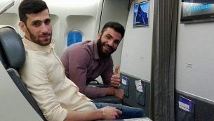 تصویر: حسن یوسف زبیب، چپ، و یاسر احمد ظاهر، دو عضو حزب الله که در حمله هوایی اسرائیل در سوریه که به منظور خنثی نمودن توطئه پرتاب پهباد مسلح به داخل اسرائیل انجام شد، در عکسی بدون تاریخ در حال پرواز به ایران از لبنان دیده میشوند.  (Israel Defense Forces)