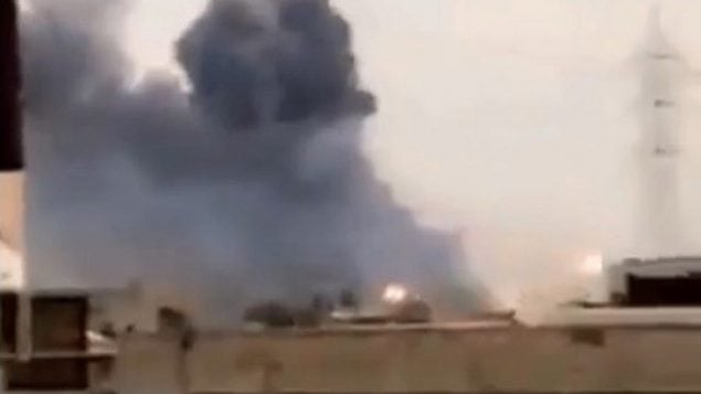 تصویر: انفجار چنانکه از پایگاهی در جنوب بغداد، در ۱۲ اوت ۲۰۱۹ دیده میشود. (screen capture: Twitter)