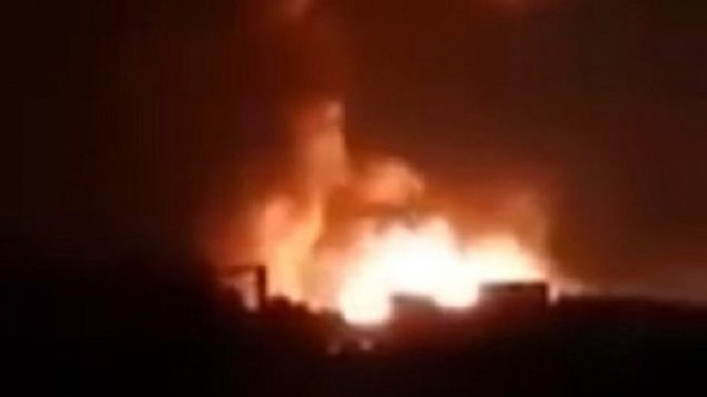 تصویر: عکس ویدئویی که ظاهرا حمله هوایی ۲۴ اوت ۲۰۱۹ اسرائیل به نیروهای تحت حمایت ایران در سوریه را نشان میدهد. (screen capture: Twitter) تصویر: عکس ویدئویی که ظاهرا حمله هوایی ۲۴ اوت ۲۰۱۹ اسرائیل به نیروهای تحت حمایت ایران در سوریه را نشان میدهد. (screen capture: Twitter)