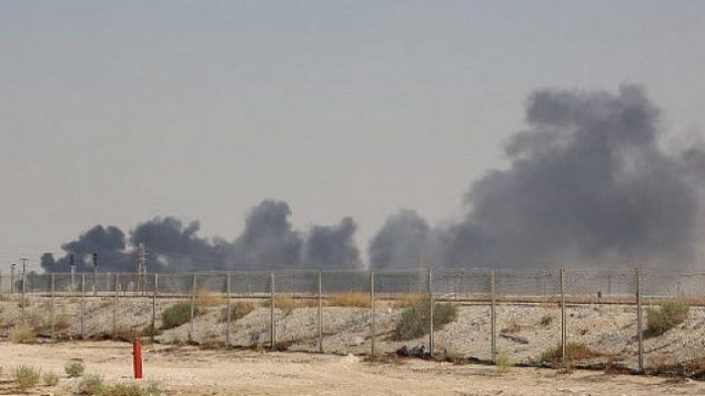 تصویر: دود از تاسیسات نفتی آرامکو در بقیق، ۶۰ کیلومتری (۳۷ مایل) جنوب غربی ظهران در استان شرقی عربستان سعودی بهوا برخاسته است، ۱۴ سپتامبر ۲۰۱۹. (AFP)