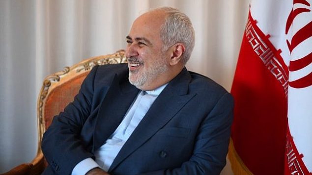 تصویر: «محمدجواد ظریف» وزیر خارجه ایران، لبخند بر لب، حین ملاقات «ژان-ایو لودریان» وزیر خارجه فرانسه (در عکس دیده نمیشود)، ۲۲ سپتامبر ۲۰۱۹، شهر نیویورک. (Johannes EISELE / AFP) تصویر: «محمدجواد ظریف» وزیر خارجه ایران، لبخند بر لب، حین ملاقات «ژان-ایو لودریان» وزیر خارجه فرانسه (در عکس دیده نمیشود)، ۲۲ سپتامبر ۲۰۱۹، شهر نیویورک. (Johannes EISELE / AFP)