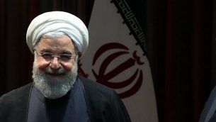تصویر: حسن روحانی رئیس جمهور ایران منتظر شروع ملاقات دوجانبه با امانوئل مکرون رئیس جمهور فرانسه در حاشیه مجمع عمومی سازمان ملل متحده در مقر سازمان، ۲۴ سپتامبر ۲۰۱۹، نیویورک. (Ludovic MARIN / AFP)