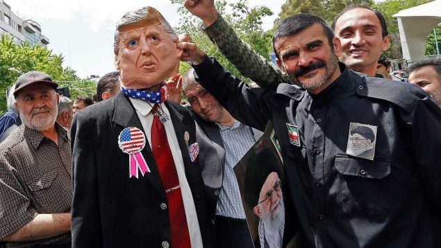 تصویر: تظاهرکنندگان ایرانی پوستری از علی خامنه ای ولی فقیه ایران و آدمک دونالد ترامپ رئیس جمهور ایالات متحده را در راهپیمایی ۱۰ مه ۲۰۱۹ در تهران حمل میکنند. (Stringer/AFP) تصویر: تظاهرکنندگان ایرانی پوستری از علی خامنه ای ولی فقیه ایران و آدمک دونالد ترامپ رئیس جمهور ایالات متحده را در راهپیمایی ۱۰ مه ۲۰۱۹ در تهران حمل میکنند. (Stringer/AFP)